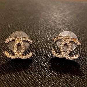 Authentic CHANEL stud earrings. Costume jewellery.